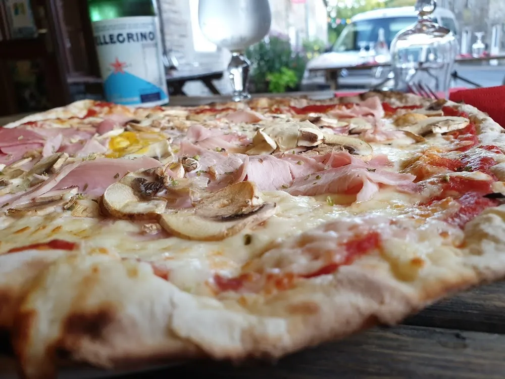 Pizza Maison Cuite Au Feu de Bois
